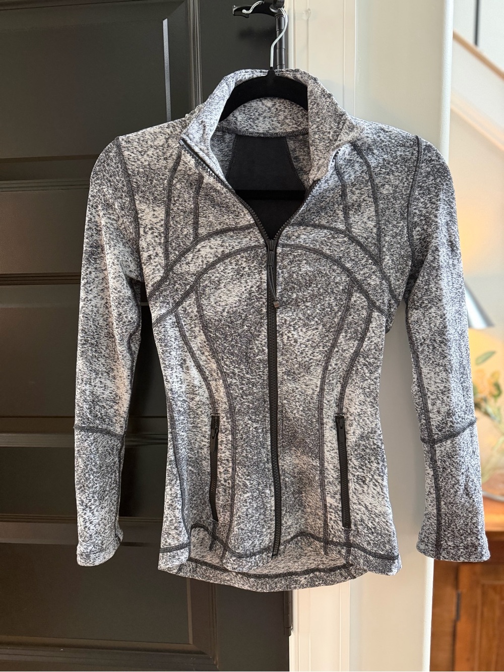LULULEMIN define jacket